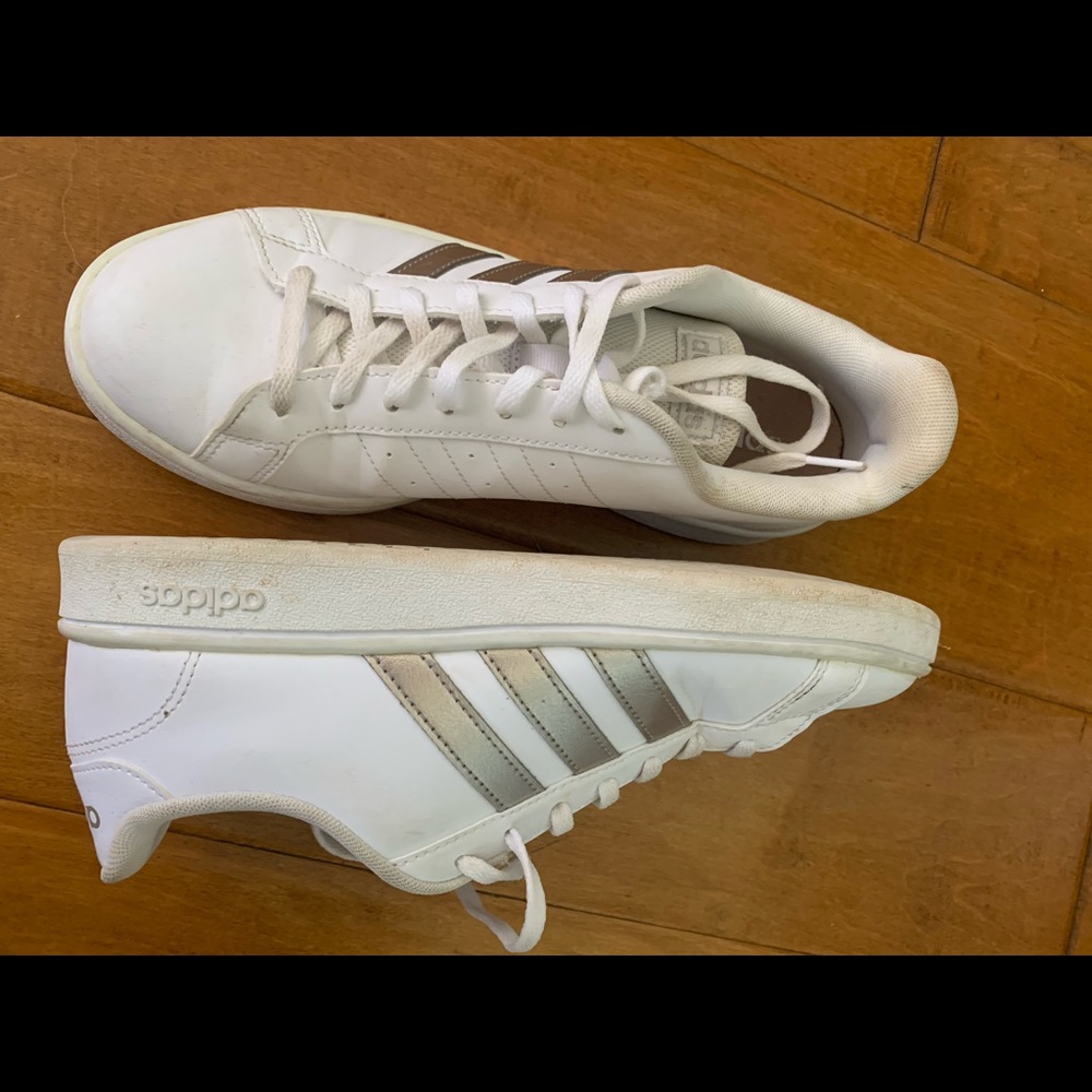 Adidas women shoes size 9 perfect condition